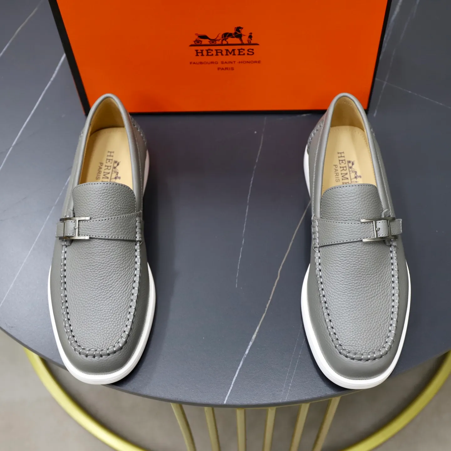 Ex-factory price: 560💰Hermès/Hermès slip-on men's shoes. This shoe is made of imported pebbled cowhide. It has simple and smooth lines and is combined with aerodynamically designed 3CM rubber foam ultra-light soles! Youthful and fashionable, classic H-shaped hardware buckle decoration, calf lining gently wraps the feet, with logo cowhide feet, casual and urban style, highlighting youthful vitality, sports and leisure version, super versatile, code number: 38-39-40-41-42-43-44 standard leather shoe size (45 can be customized but does not support returns)